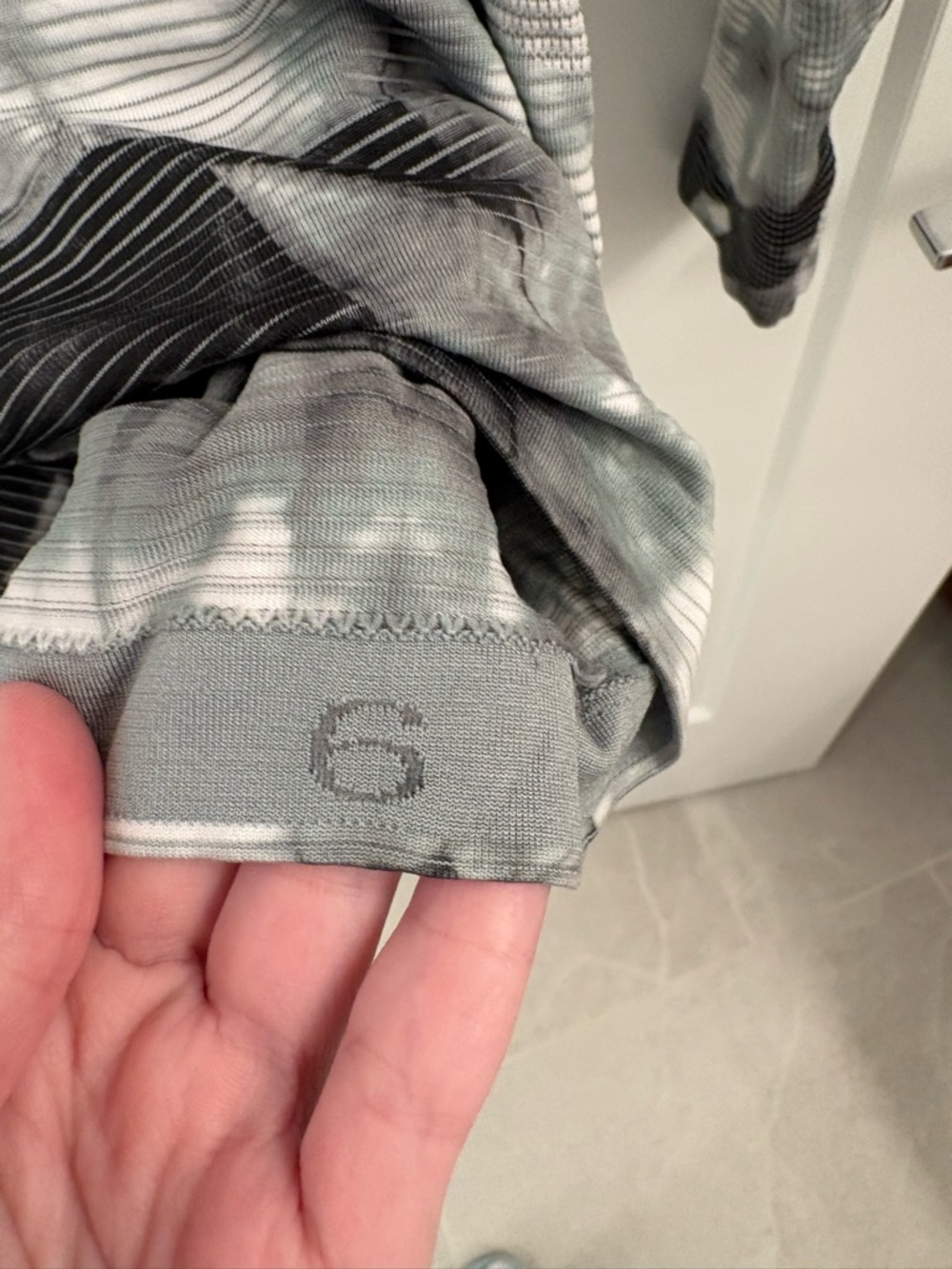 Lululemon Swiftly Tech Long Sleeve 2.0 in
Shibori Stripe Graphite Grey Size 6 - Picture 9 of 14